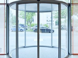 Радиусные стеклянные двери в короткие сроки с гарантией завода производителя – примеры наших работ