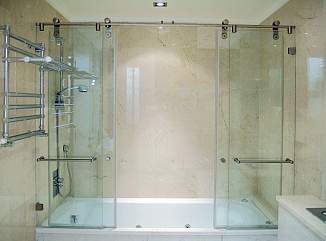 Раздвижные стеклянные шторки для ванной в короткие сроки с гарантией завода производителя – примеры наших работ