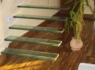Стеклянные лестницы на заказ в короткие сроки с гарантией завода производителя – примеры наших работ