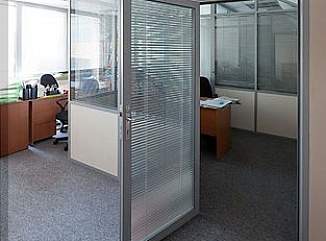 Стеклянные двери в офис в короткие сроки с гарантией завода производителя – примеры наших работ