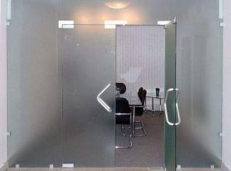 Матовые стеклянные двери в офис – примеры наших работ