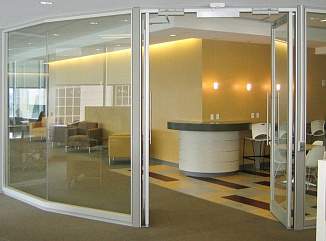 Стеклянные двери в офис в короткие сроки с гарантией завода производителя – примеры наших работ