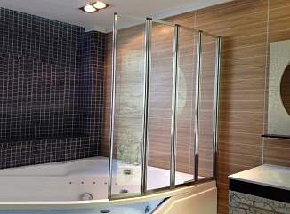 Складные стеклянные шторки для ванной в короткие сроки с гарантией завода производителя – примеры наших работ