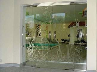 Маятниковые стеклянные двери в короткие сроки с гарантией завода производителя – примеры наших работ